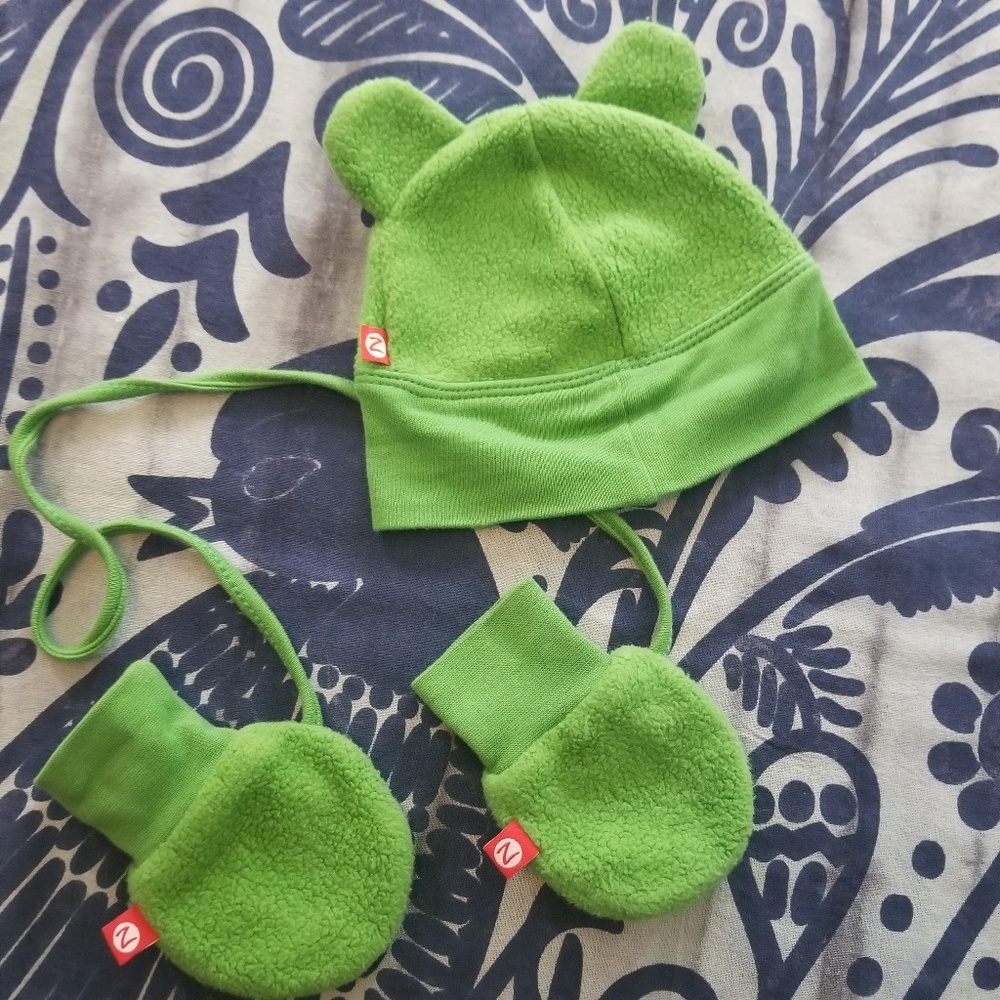 Zutano hat and gloves set in green apple